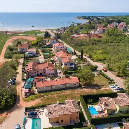 Eva Holiday home Karigador